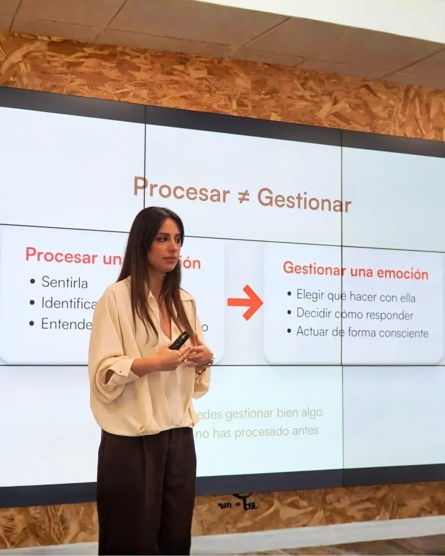 Una psicóloga del equipo clínico de Mentelem imparte una sesión presencial en las instalaciones de una empresa